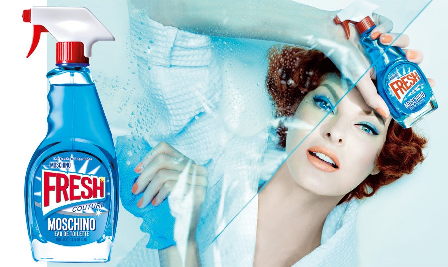 Lo masivo y lo exclusivo, lo vulgar y lo exquisivo. Esta contradicción, tan característica de Moschino, es la que resume su nueva y esperada fragancia, Fresh Couture. La esencia de la costura en el más mundano de los envases: un espray de limpieza. ¿A qué huele? Tenía que ser fresca, con bergamota y mandarina y un corazón de frambuesa. Su musa es Linda Evangelista, una limpiadora muy fashion.