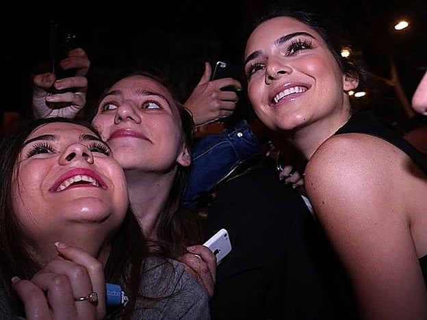 Kendall Jenner no falló a sus fans, y fue directa a hacerse selfies con ellos.