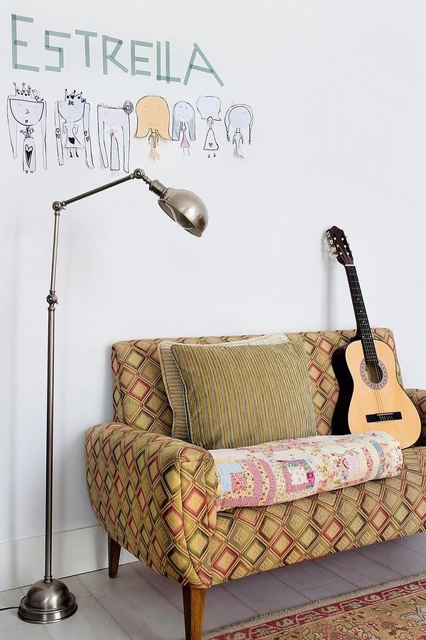 Colcha patchwork de Zara Home. En la pared, dibujos de Estrella, la hija de Leticia Lara.