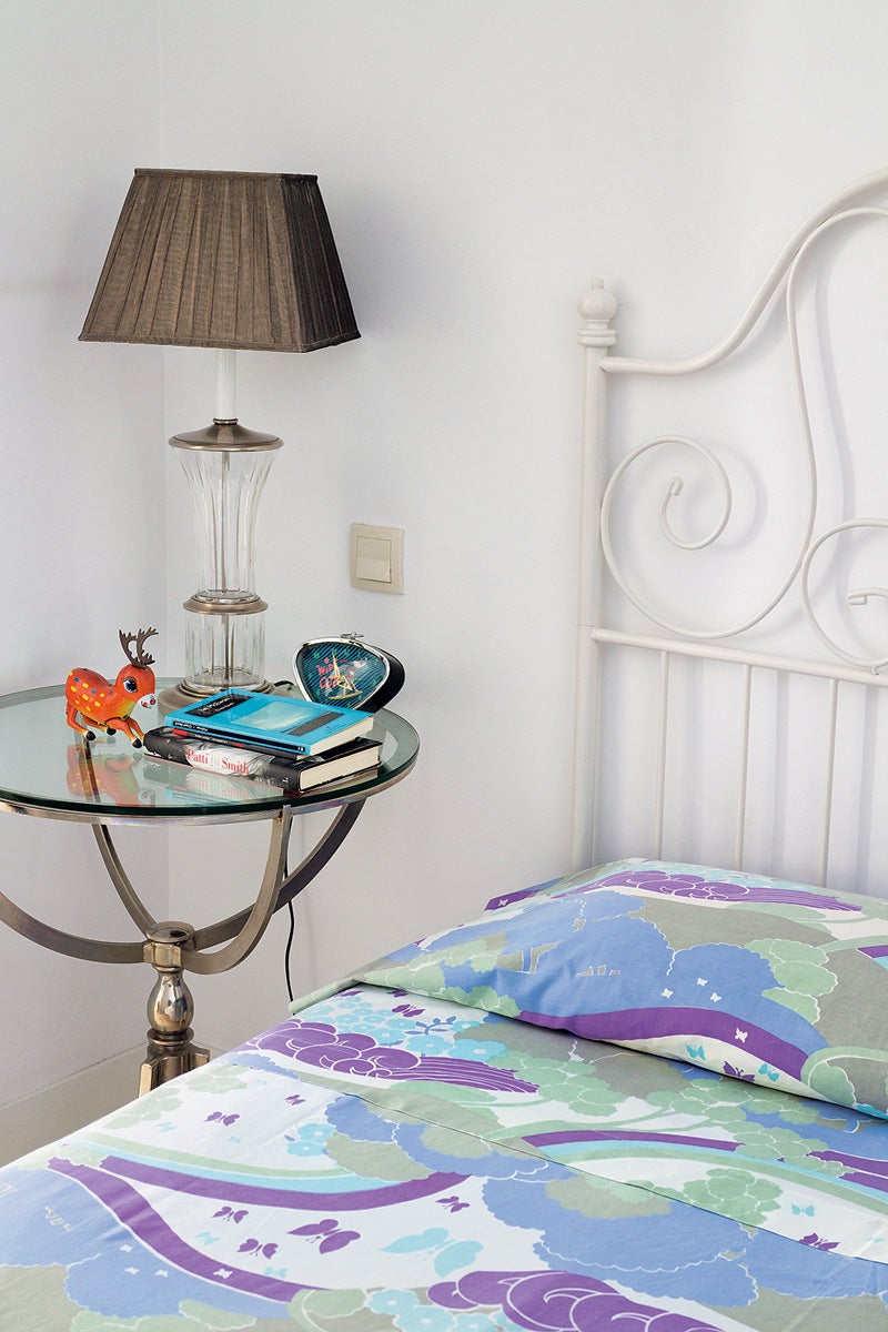 Las sábanas son de Descamps; la mesilla y la lámpara, de Hanbel.