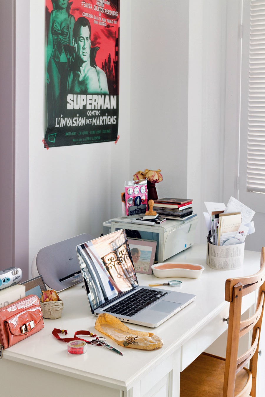 Presidido por un póster de Superman