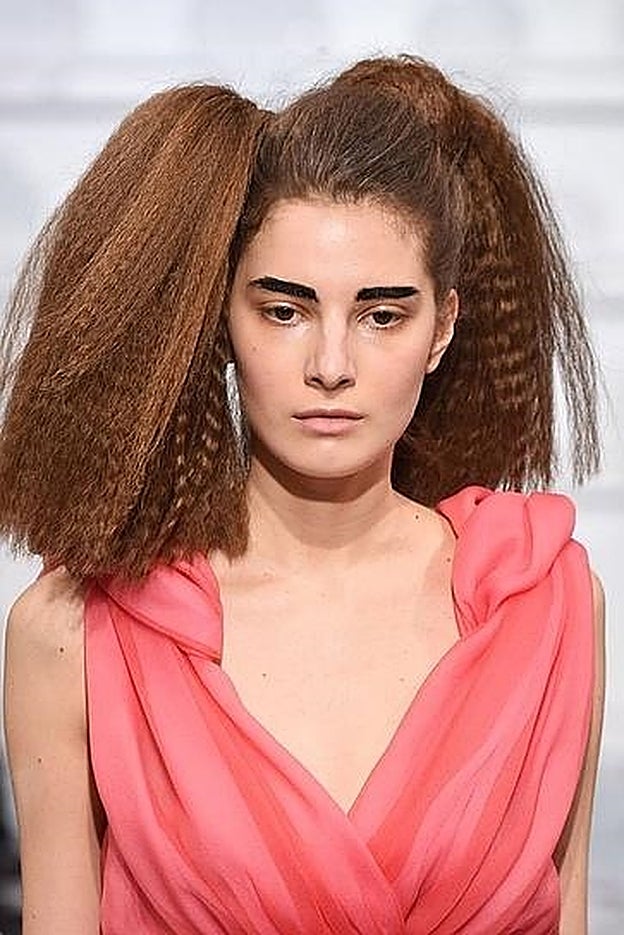 Las modelos del desfile de Shiaparelli lucieron el pelo frito, típico de los 80 y las cejas marcadas y gruesas.