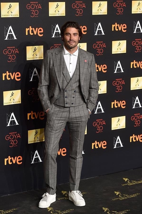 El actor, nominado por 'La novia', apostó por un look 'classic chic' con zapatillas.