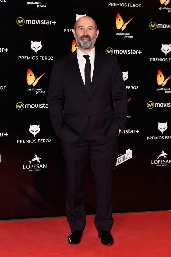 El actor apostó por un look clásico con traje negro y camisa blanca.