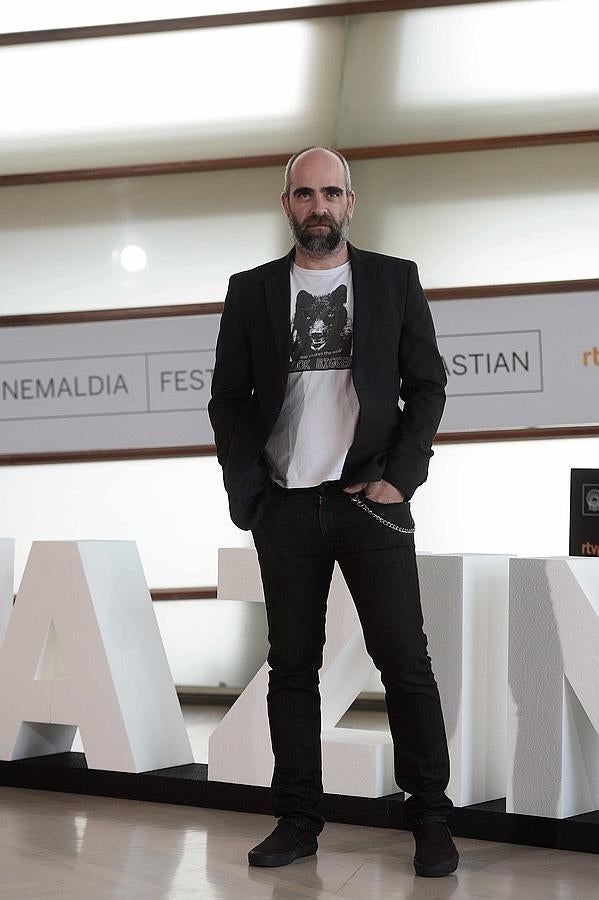 El actor prefiere los estilismos informales, en los que la combinación jeans negros y camiseta blanca es un básico.