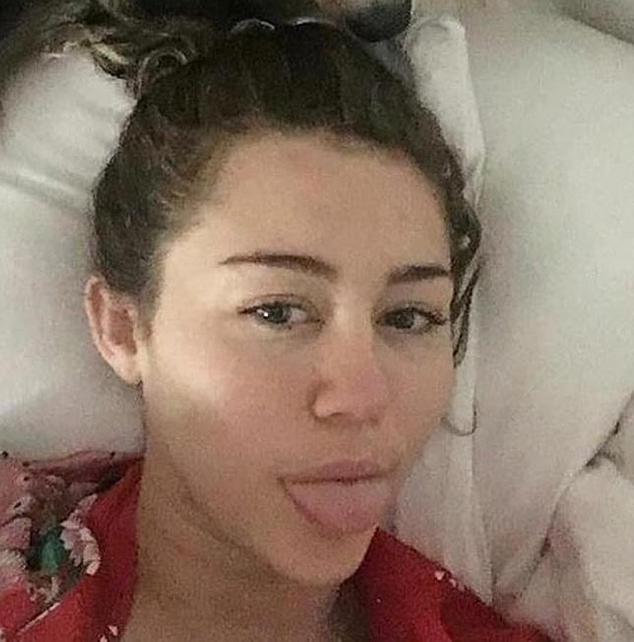 Miley Cyrus no tiene problema en mostrarse al público recién levantada.
