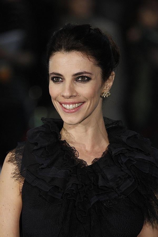 Maribel Verdú con un recogido clásico y ojos enmarcados con eyeliner negro en los Goya 2010.