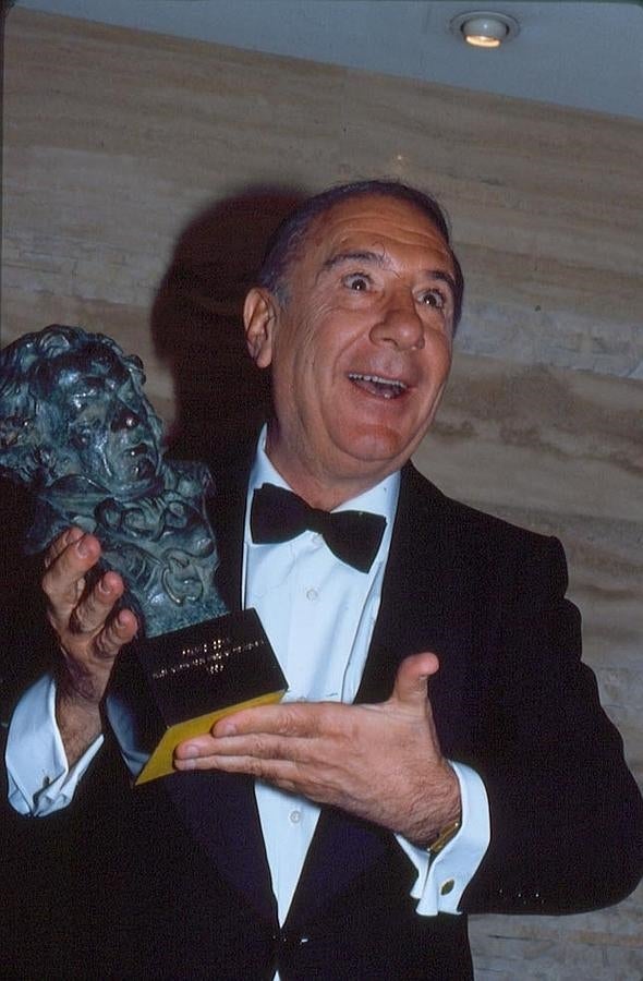 Alfredo Landa con cara de éxtasis con su Goya de Mejor actor principal por 'El bosque animado'.