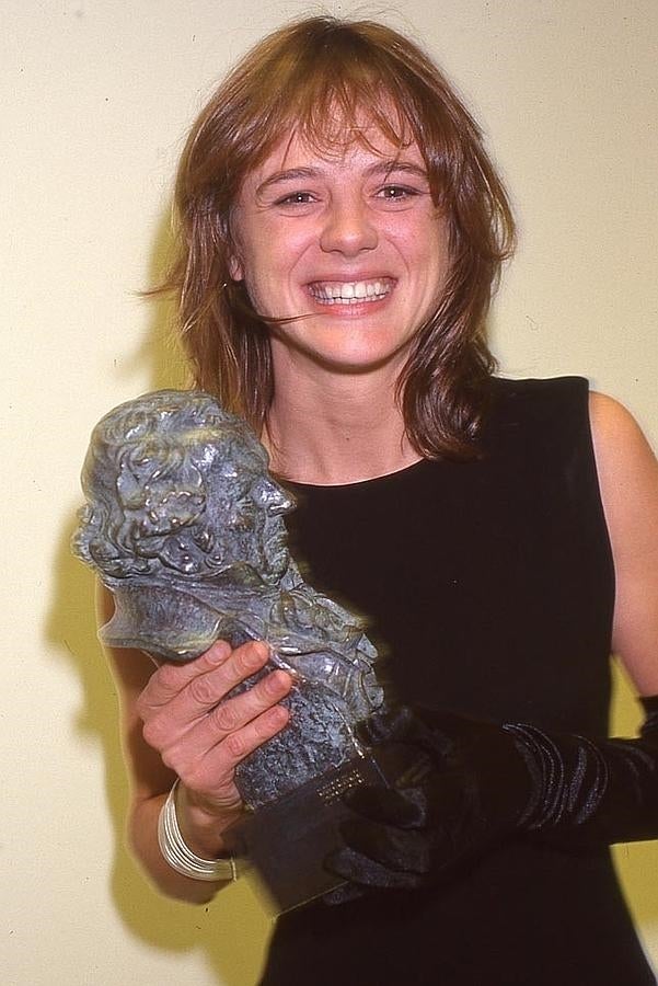 Emma Suárez, muy sonriente, celebra su premio por su papel en 'El perro del hortelano', dirigida por la desaparecida Pilar Miró.
