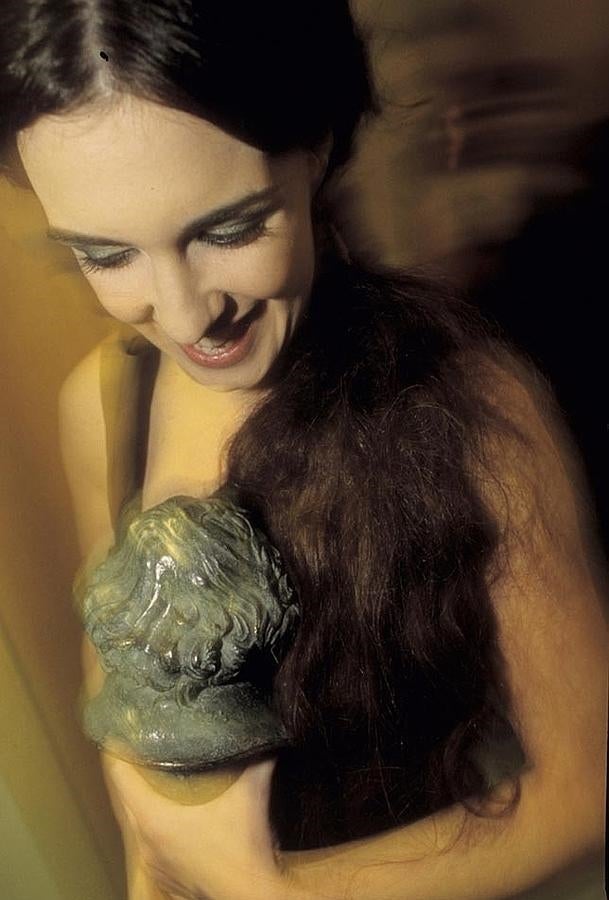 Paz Vega, con cara de ilusión infantil, con su premio por 'Lucía y el sexo' como acriz revelación.