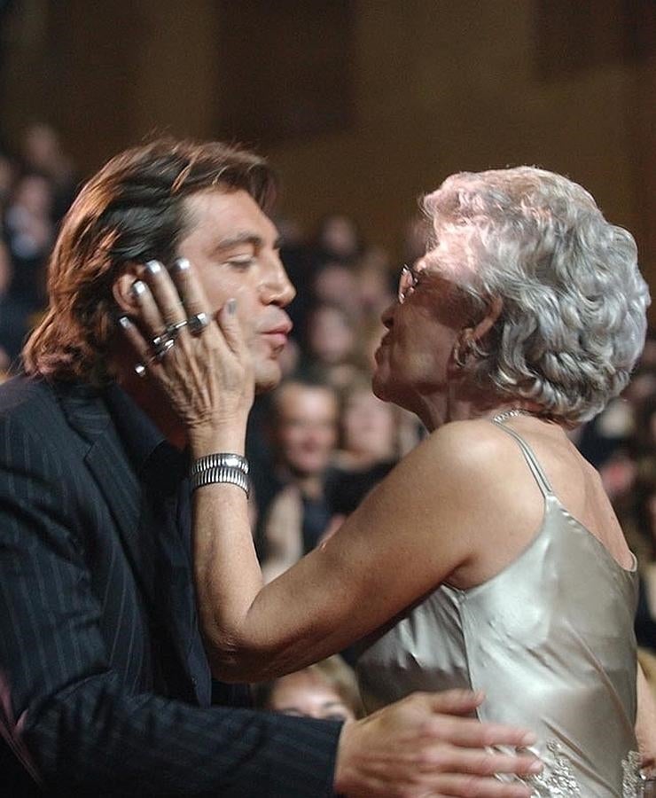 Pilar Bardem besa a su hijo Javier justo antes de que este suba a recoger el Goya por su papel protagonista en 'Mar adentro'.