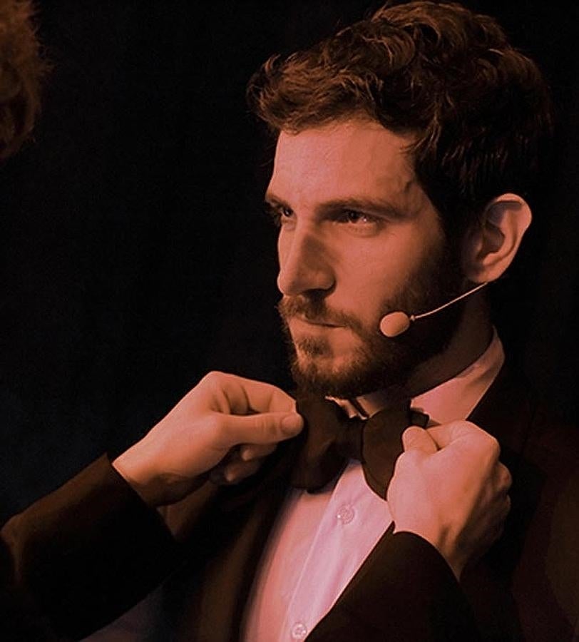 Para Quim Gutiérrez, al que le ajustan la pajarita en la imagen, este fue el año de su despegue profesional para el gran público.