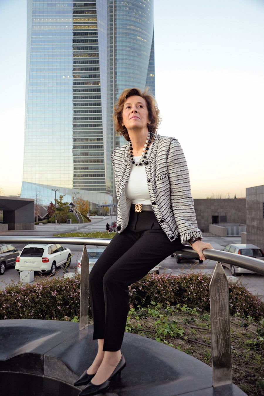 Julia Navarro posando en las Cuatro Torres Business Area de Madrid