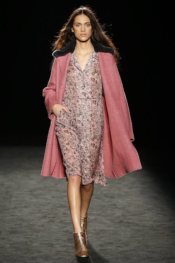 Los tonos románticos marcan la colección de Lebor Gabala que ha subido a la pasarela.