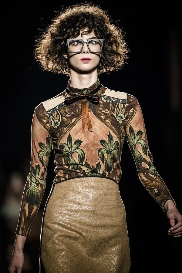 Con menos grafismo y colorido que en anteriores ocasiones encontramos la colección de la firma catalana