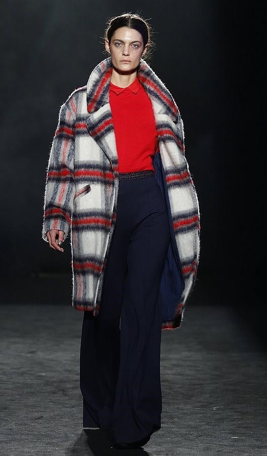 Para el otoño-invierno 2016-2017 la firma apuesta por los abrigos oversize a cuadros, pantalones de pata de elefante y blusas de colores pasionales.