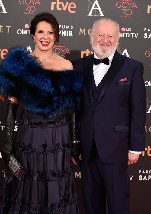 Juan Echanove posa con su mujer, Cuchita Lluch, a su llegada al Hotel Auditorium de Madrid.