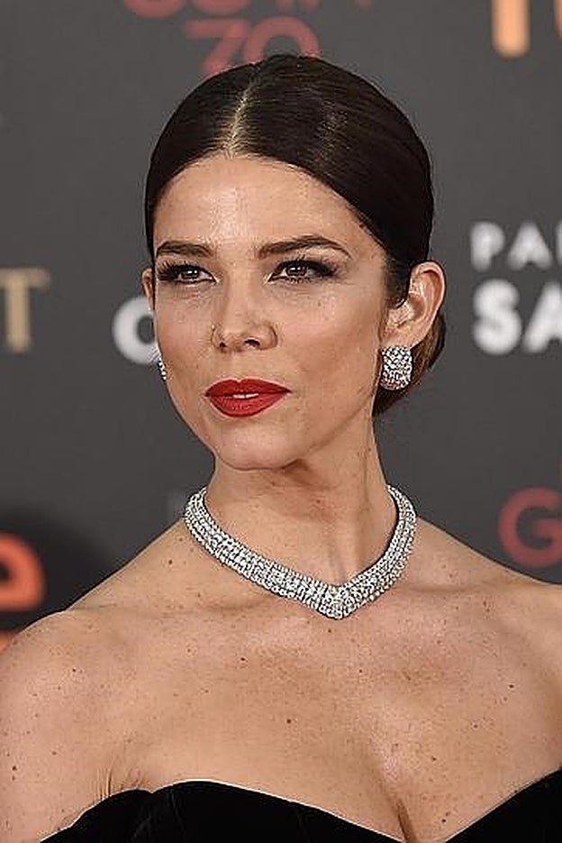 Juana Acosta con un maquillaje clásico de labios rojo mate.