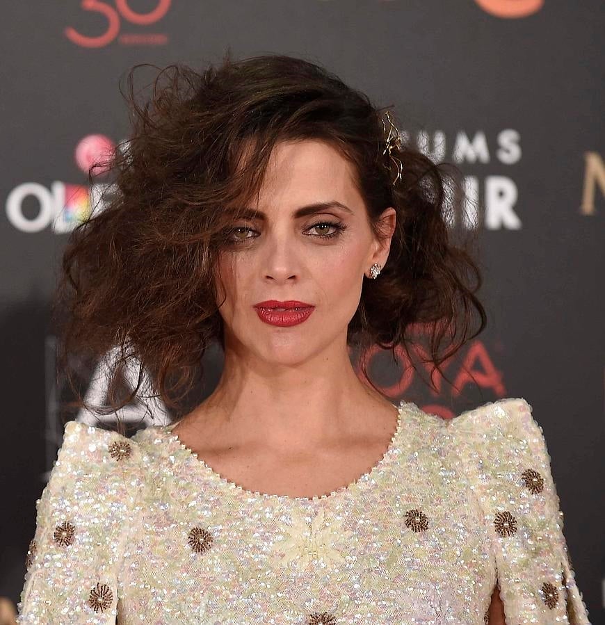 Macarena Gómez lució su corte bob rizado y cardado, peinado con raya lateral y adornado con un original accesorio de pelo. En su maquillaje destacaban sus labios rojos y sus pestañas XL.