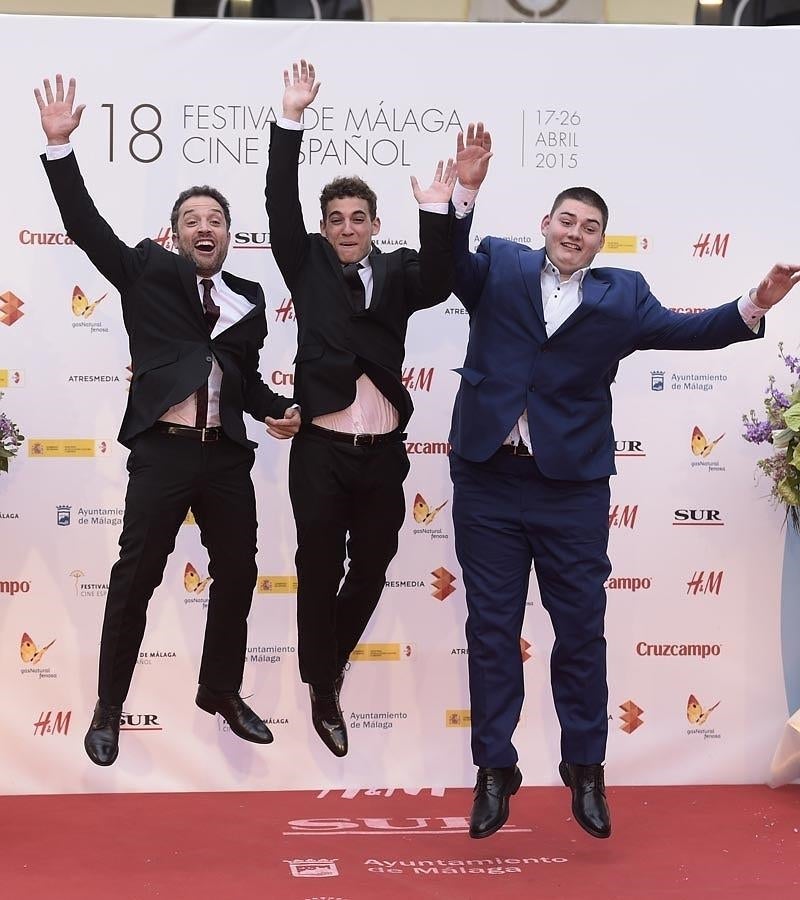 Miguel Herran salta en el 'photocall' del Festival de Cine de Málaga con Daniel Guzmán y Antonio Bachiller.