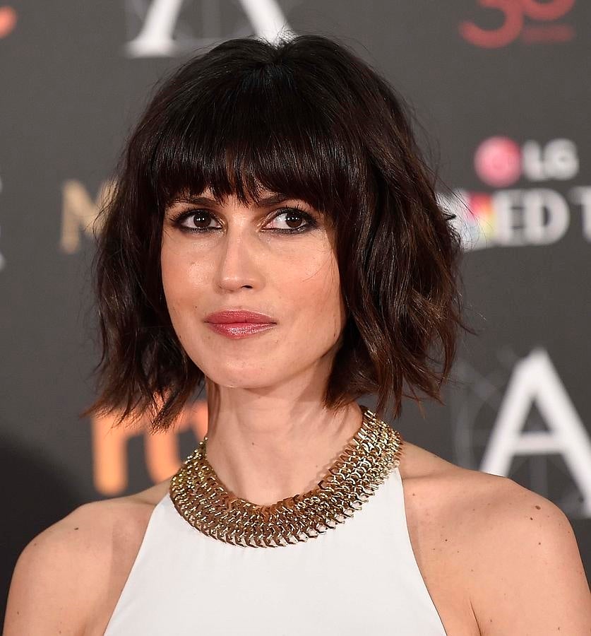 Nerea Barros lució un look años 70, con su melena peinada con ondas rotas y flequillo tupido. En el maquillaje, elaborado por Chanel, destacan los ojos enmarcados con eyeliner negro y su boca en un tono fresa.