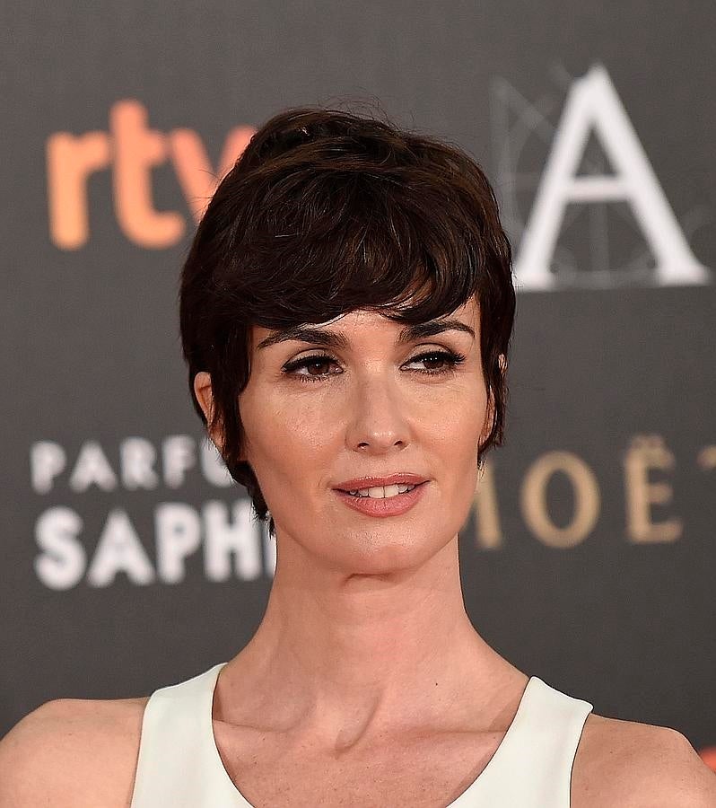 La actriz optó por un look muy sencillo y natural: su corte pixie con flequillo y un maquillaje que centraba su atención en los ojos con un marcado eyeliner superior y máscara de pestañas. En los labios un tono marrón claro.