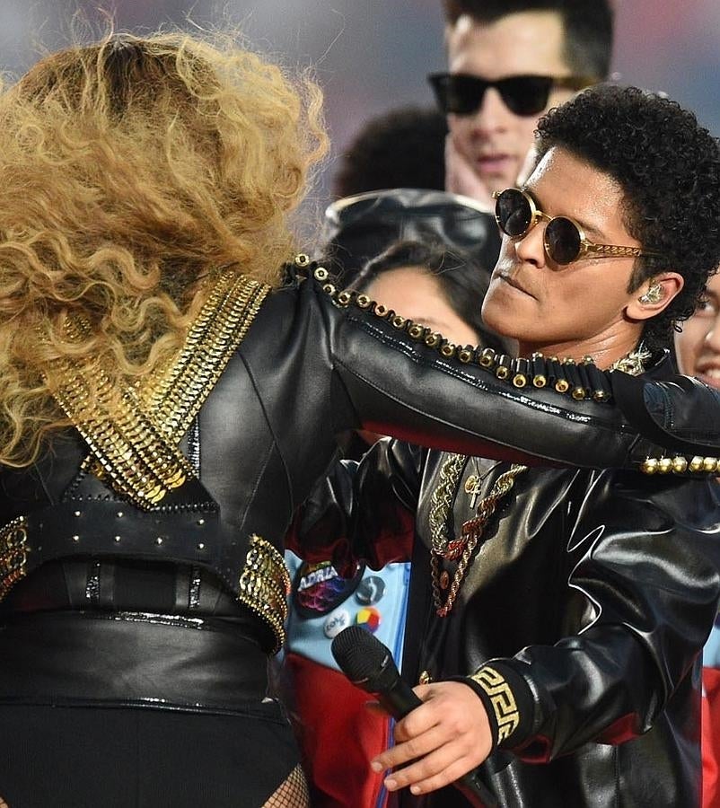 Beyoncé y Bruno Mars instantes antes de abrazarse en el centro del estadio.