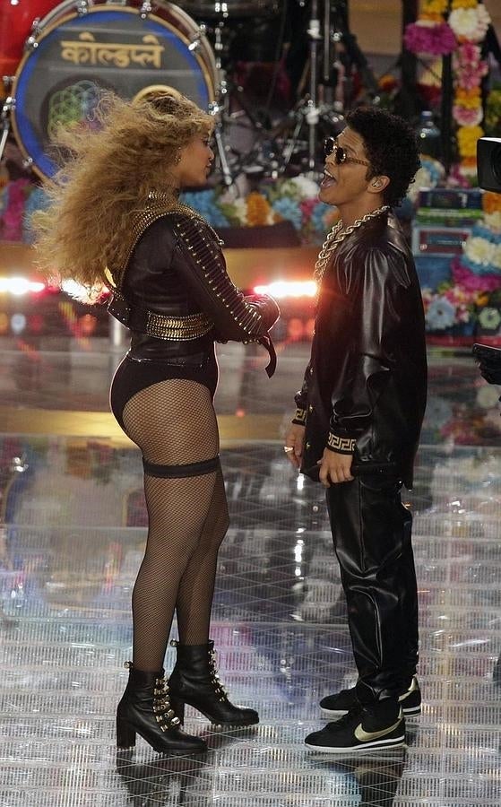 Beyoncé y Bruno Mars compartiendo escenario.