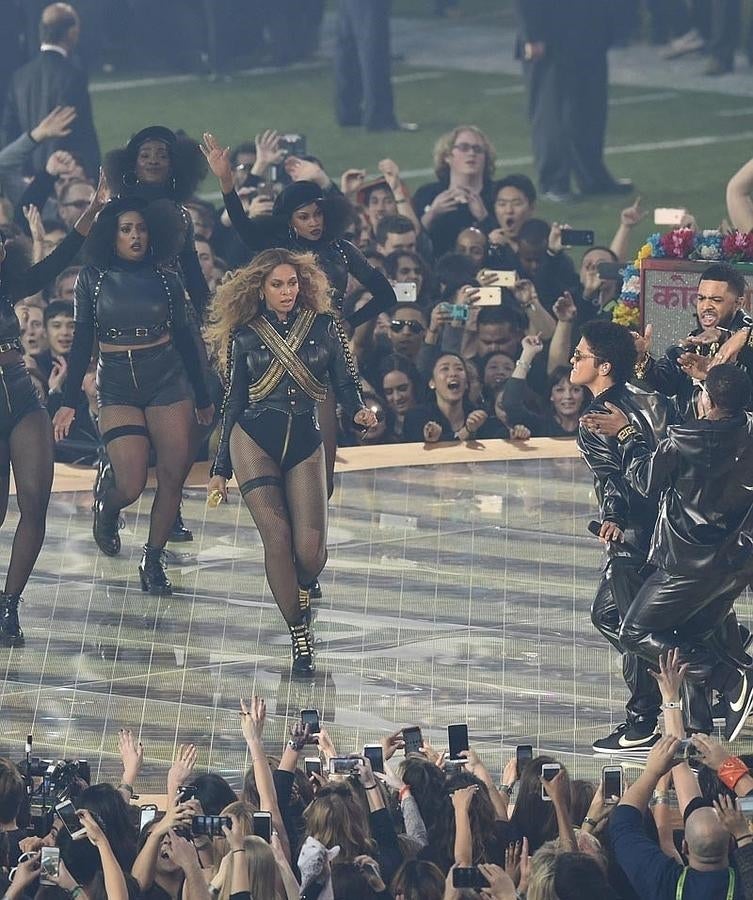 Beyoncé y Bruno Mars fotografiados por centenas de móviles encima del escenario de la Super Bowl.