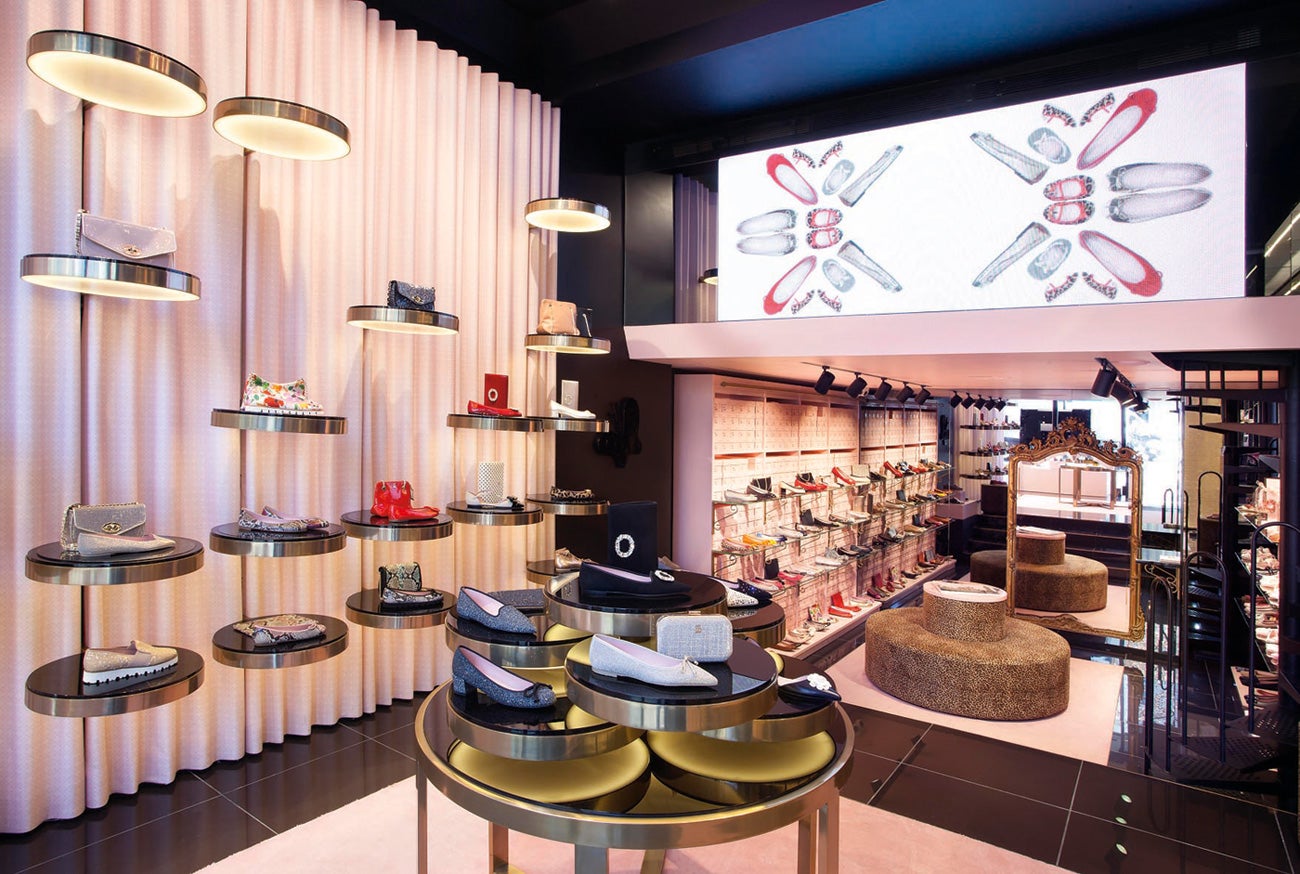 10 años después de abrir su primera tienda en Londres, Pretty Ballerinas renueva su imagen. La primera en estrenar look ha sido la nueva flagship store de la firma en Barcelona, en pleno Paseo de Gracia. Calidad y glamour son las palabras clave de este nuevo diseño, acorde con el concepto de bailarina de lujo que proponen.