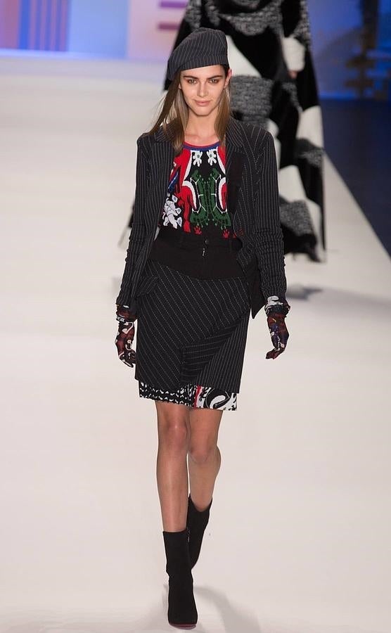 Sobre la pasarela uno de los looks más sobrios con rayas diplomáticas.