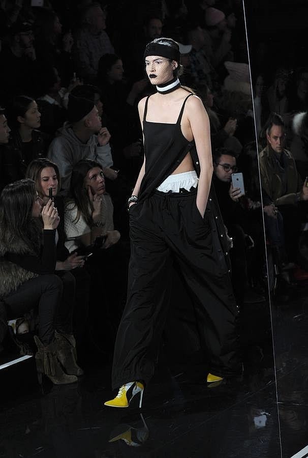 La cantate combina la comodidad de un pantalón de chándal con la sofisticación de unos zapatos de tacón.