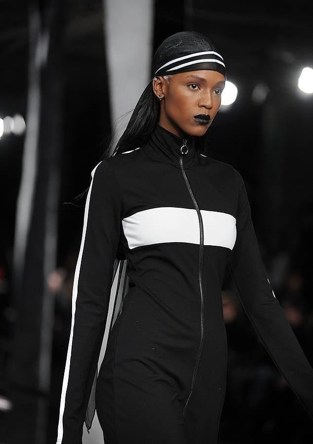 Vestido deportivo con cremallera.