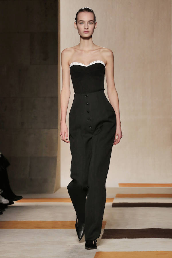 De escote corazón y ajustado al cuerpo es la parte de arriba que la creadora propone para combinar con un pantalón de talle alto con botones en el centro