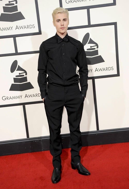 El cantante con traje de Saint Laurent a su llegada a la entrega de premios