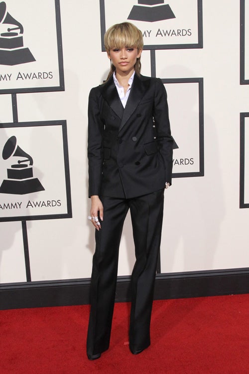 La joven cantante optó por un look masculino con traje de Dsquared2 para acudir a la entrega de los Grammy