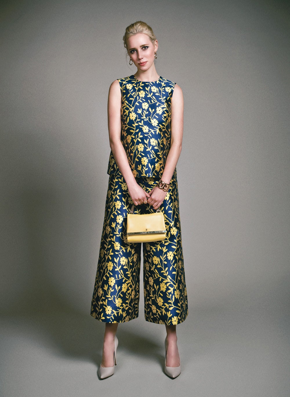 Lulú Figueroa, pintora, bloguera y nieta de la condesa de Romanones, vestida de Carolina Herrera.