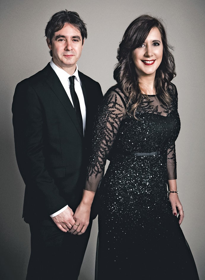 Otra de las premiadas, Dolores Redondo posó con su marido, al que dedicó especialmente su galardón.