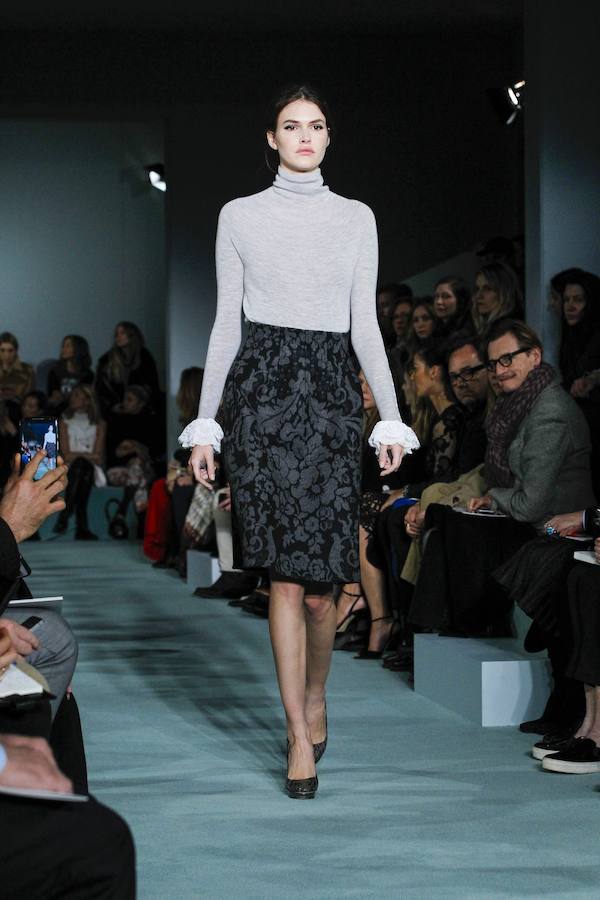 Una de las propuestas cargadas de feminidad que Oscar de la Renta ha subido a la pasarela