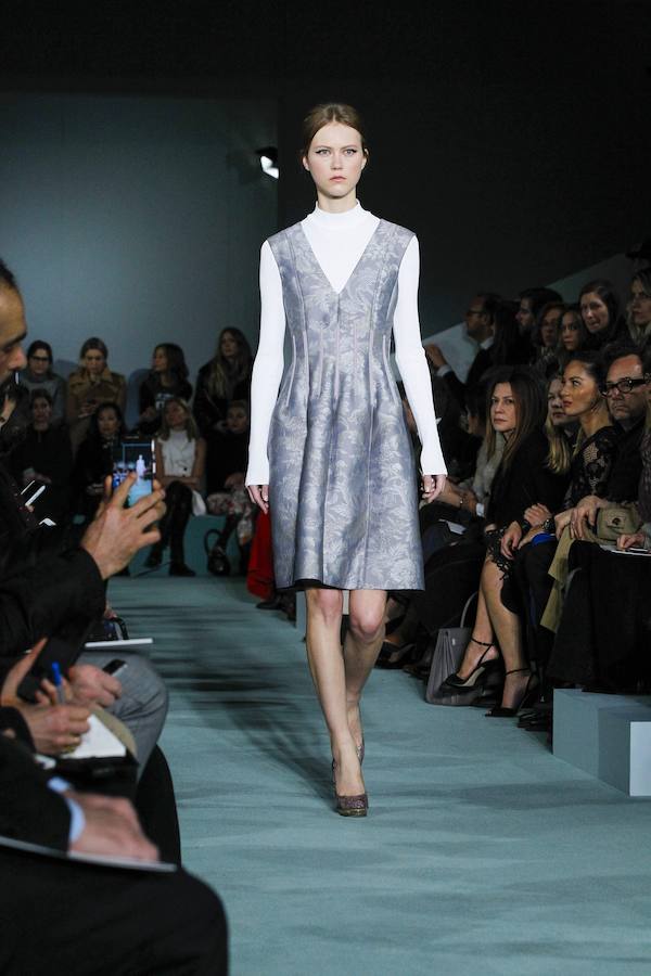 Uno de los looks que el diseñador Peter Copping ha subido a la pasarela neoyorkina