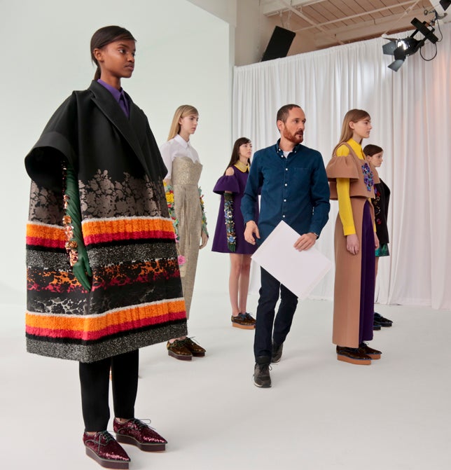 El diseñador de Delpozo vuelve a colocar la costura española en lo más alto del panorama internacional.