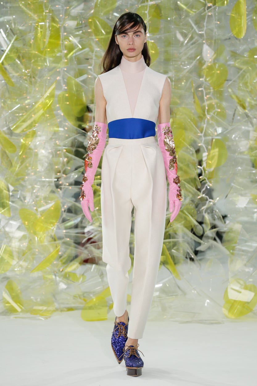 Espectacular mono blanco de cintura marcada y mangas joya con flores bordadas en oro.