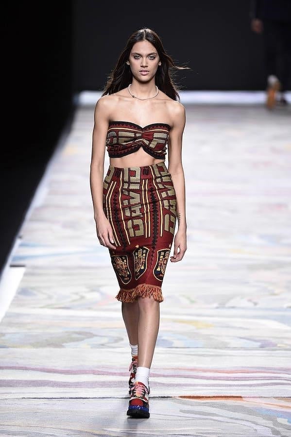 Falda lápiz y top crop con estampado 'Made in Spain'.