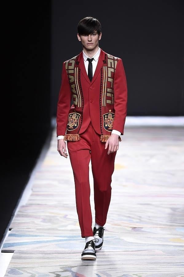 Traje de chaqueta rojo.
