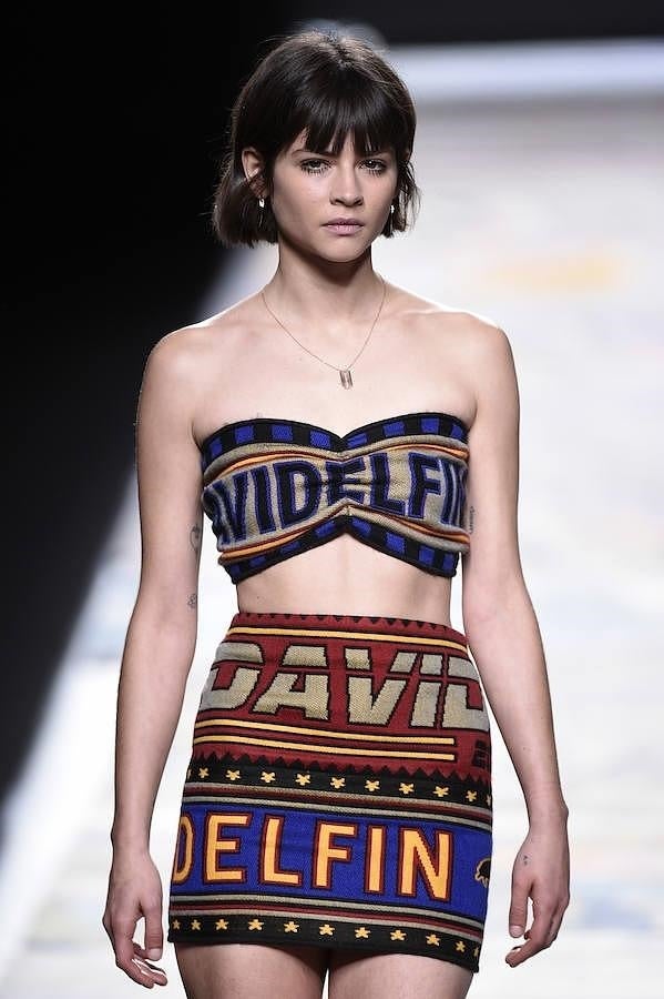 Top y falda con las letras de la firma.