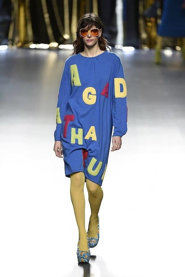 Vestido oversize de lana decorado con letras.