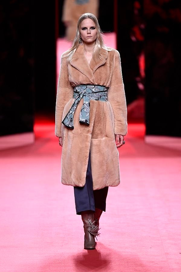 Abrigo de pelo beige con cinturón estampado.