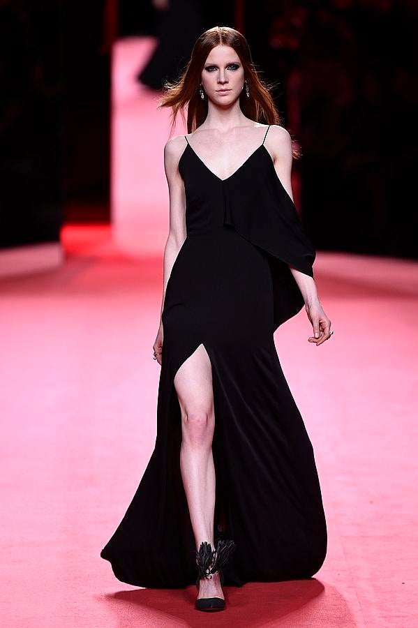 Vestido negro con escote en pico y abertura frontal.