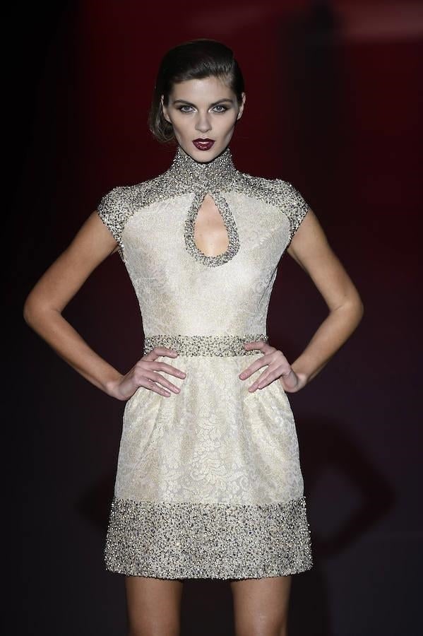 Minivestido color crema decorado con pedrería en cuello y bajo.