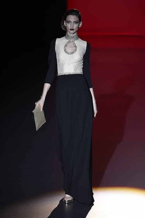 Sofisticado vestido de color negro con cuerpo dorado.